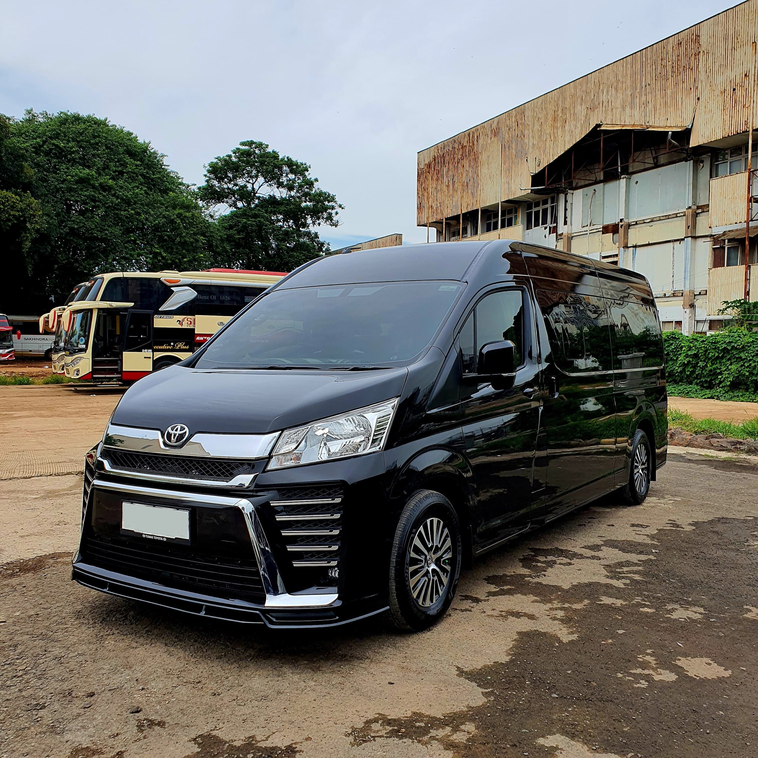 Hiace Premio Luxury VIP